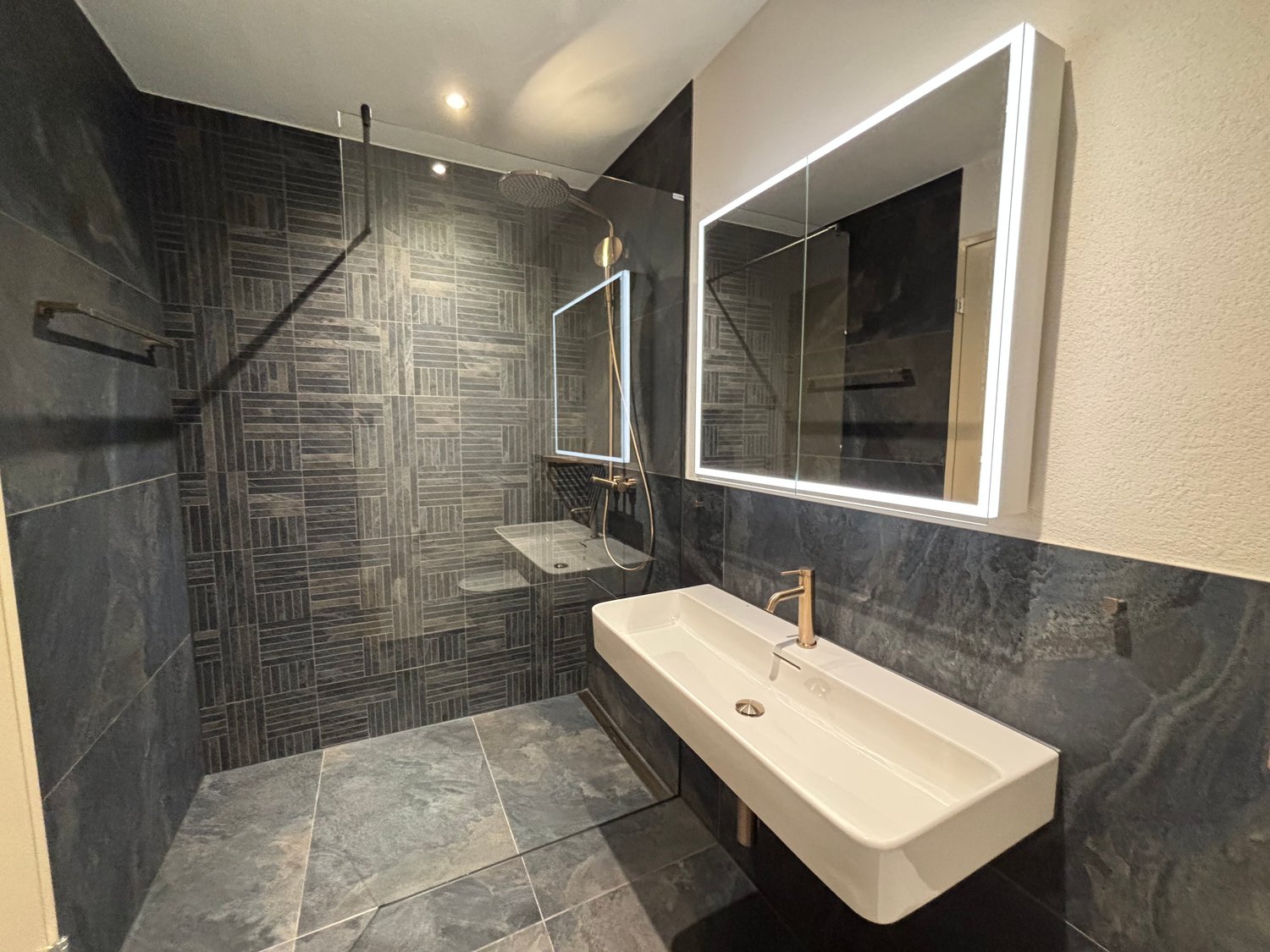 NEUBAU - Grosszügige 3.5-Zimmer-Wohnung mit Aareblick in Brügg - Bild 4