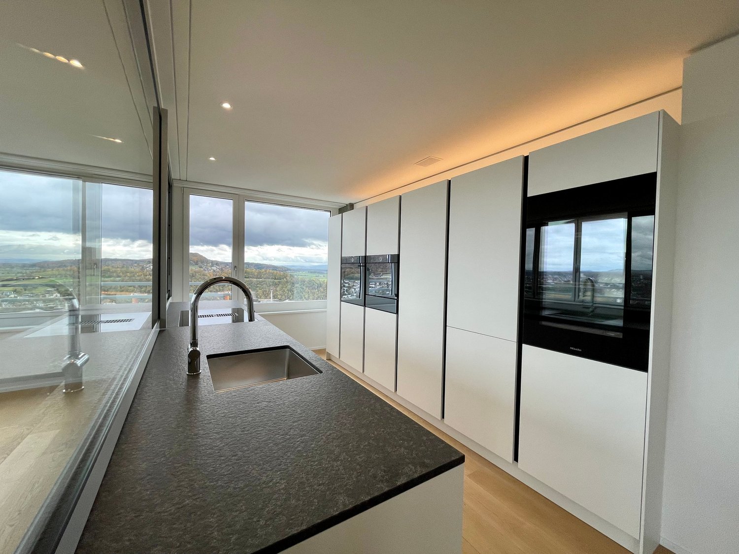 Exklusive 5.5-Zimmer-Wohnung mit spektakulärer Aussicht in Neuhausen am Rheinfall - Bild 1