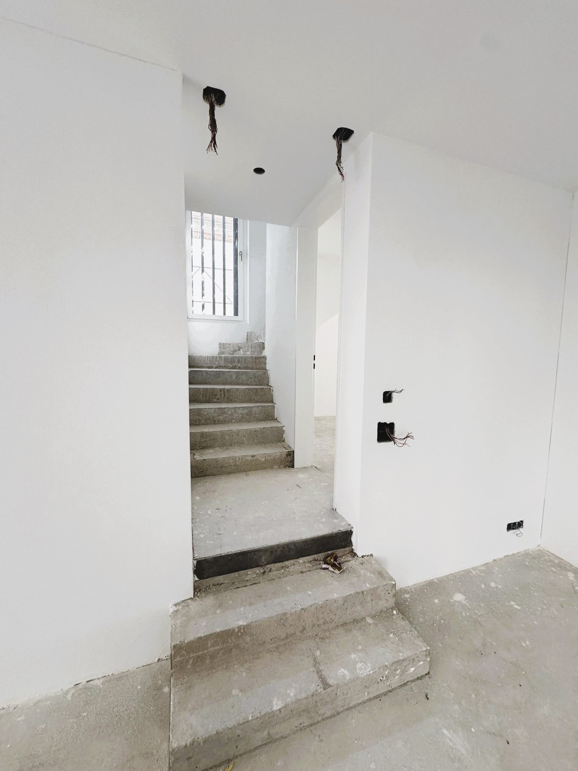 Stilvoll wohnen im Herzen von Hünikon - Treppenaufgang