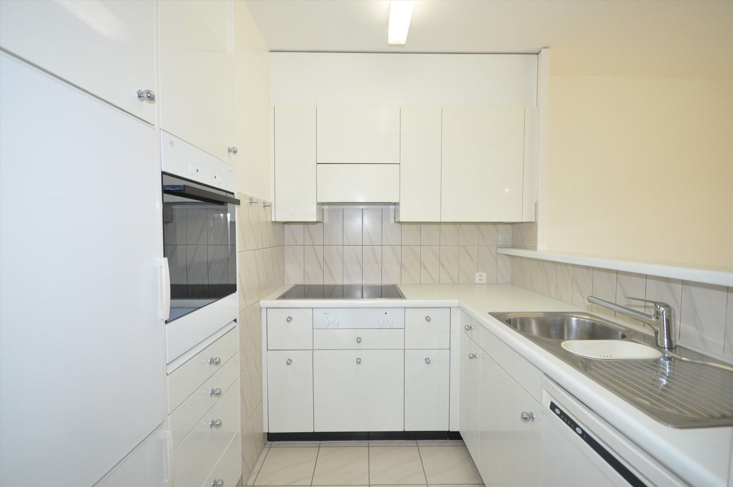 Wohnen am Weidenweg: Licht, Parkett und Ihr eigener Gartenanteil - Küche