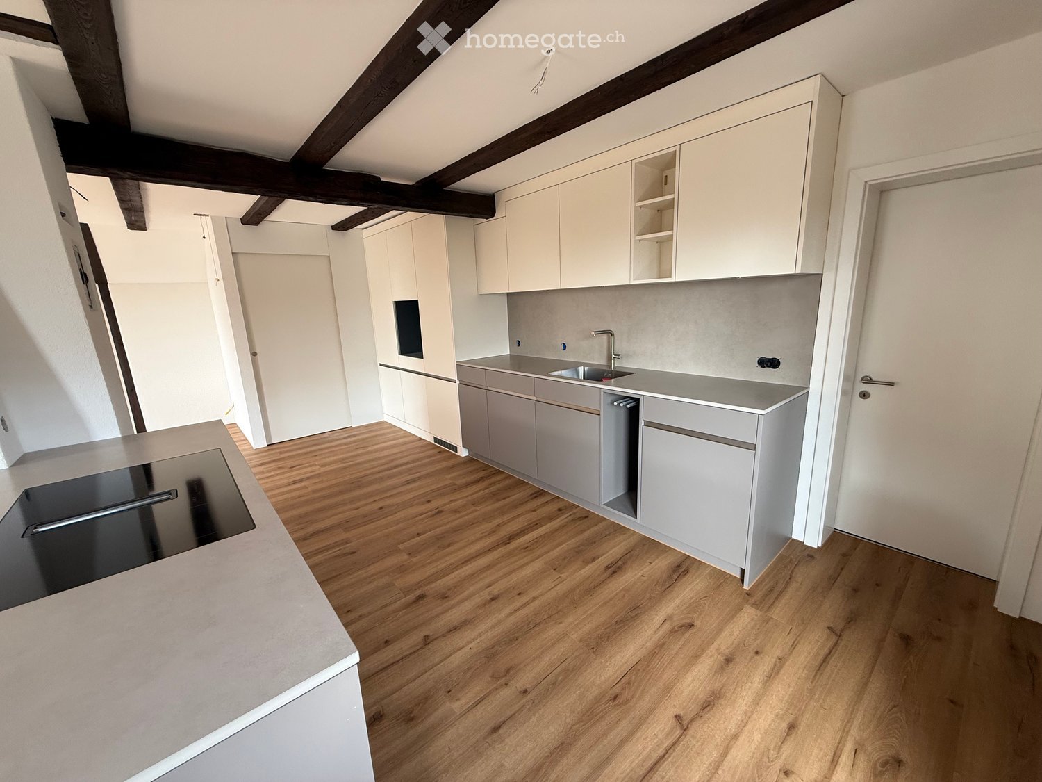 Kernsaniertes 5.5 Zimmer Haus mit 145 m² und Parkplätzen - Bild 2