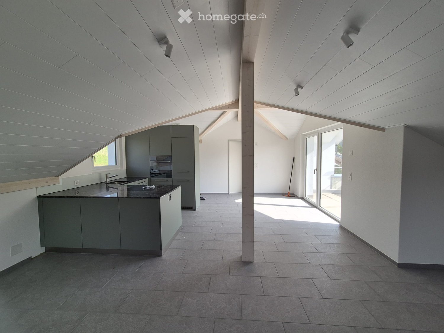 Grosszügige 2.5 Zimmer Dachwohnung mit Panoramablick ins Grüne in Densbüren - Bild 3