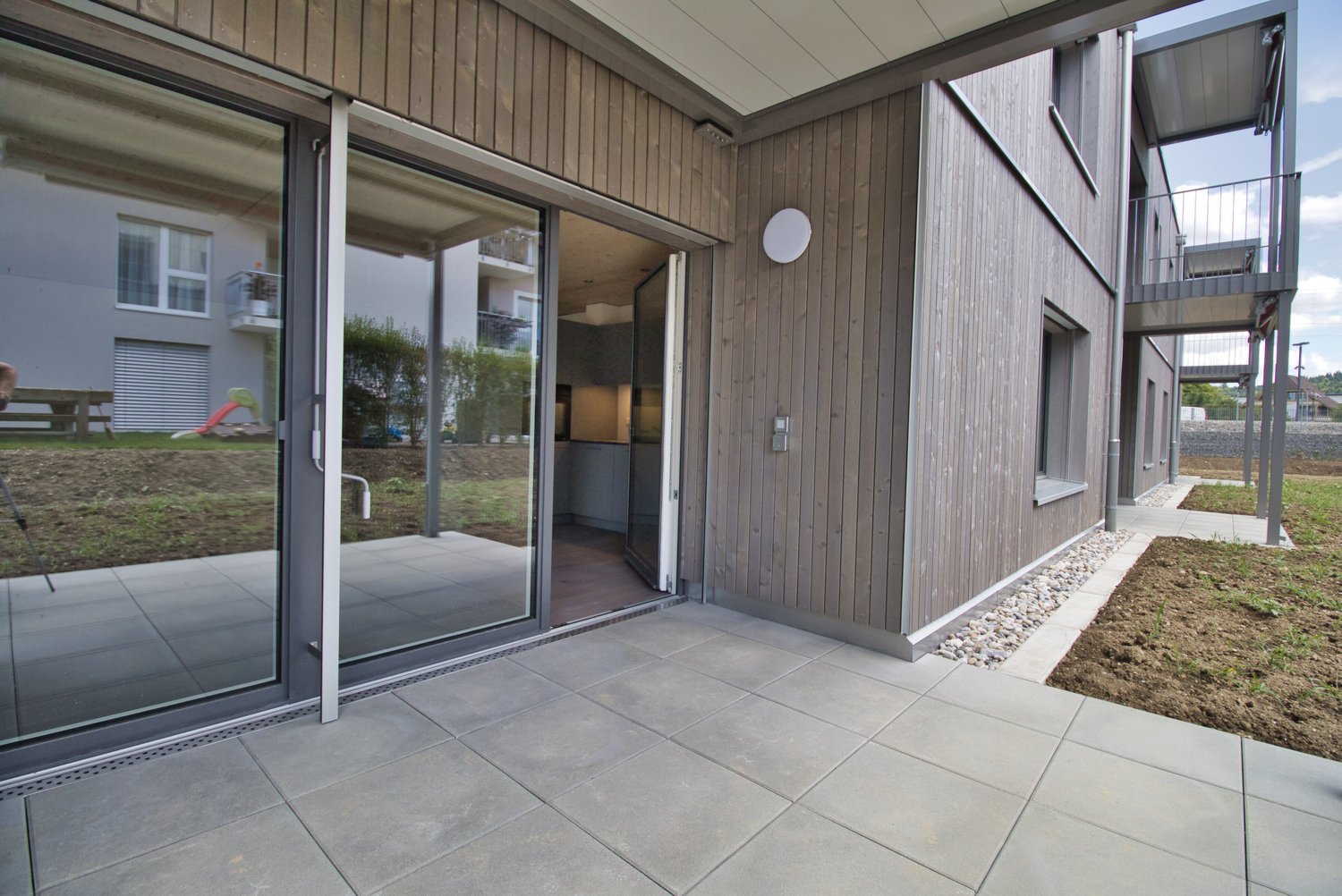 Grosszügige 2.5-Zimmer-Wohnung mit grossem gedeckten Sitzplatz - Bild 6