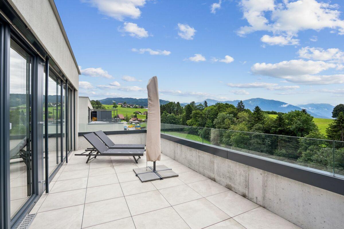 3.5-Zimmer-Attika mit traumhafter Fern- und Bergsicht - Bild 2