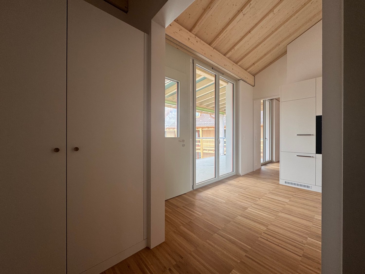 Moderne 3.5-Zimmer-Wohnung mit hohen Decken und Liftzugang - Bild 9