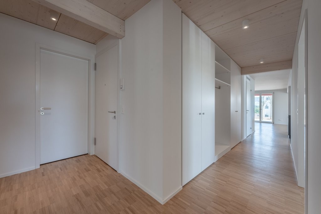 Grosszügige Wohnung mit Gartensitzplatz zu vermieten! - Korridor