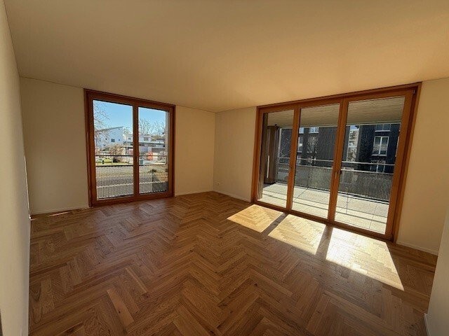 Grosszügigie 2.5-Zimmer Wohnung in Seenähe - Wohnzimmer.jpg