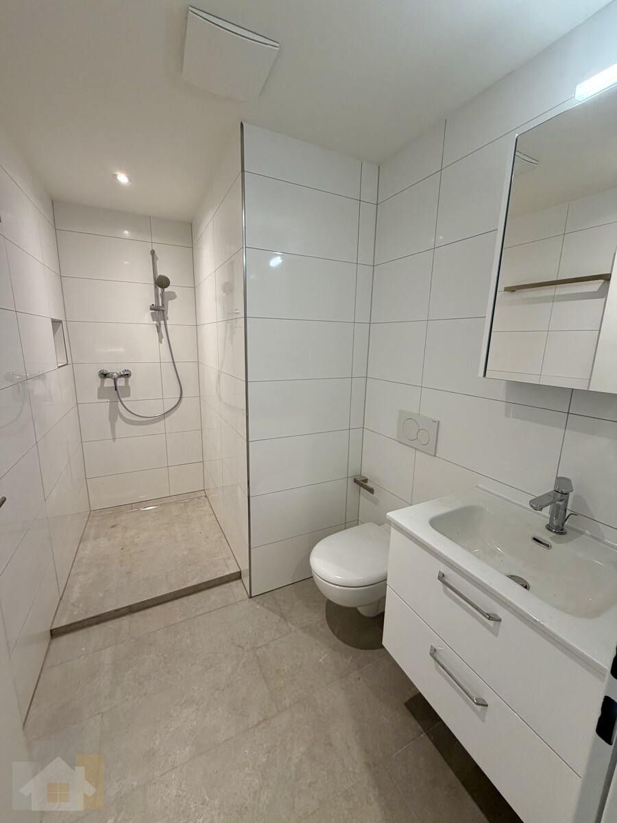 ERSTBEZUG IN TOP MODERNER WOHNUNG AN ZENTRALER LAGE - Badezimmer