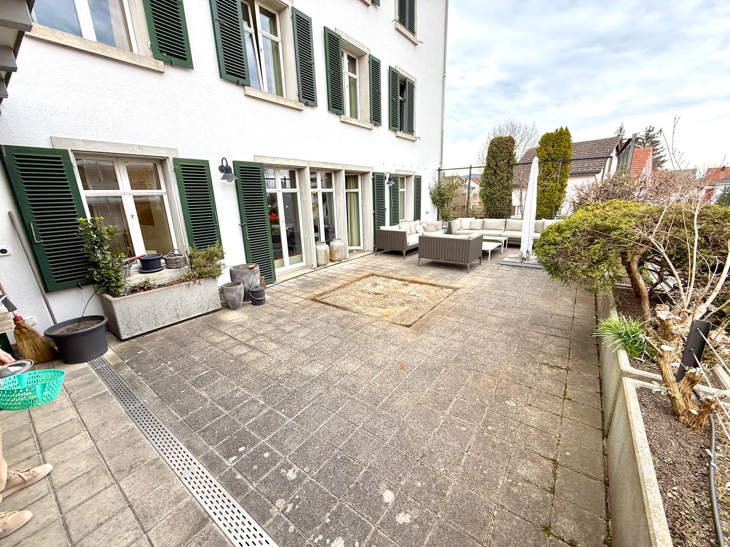 Wohnen wie im Einfamilienhaus auf zwei Ebenen und grosser Terrasse - Bild 1