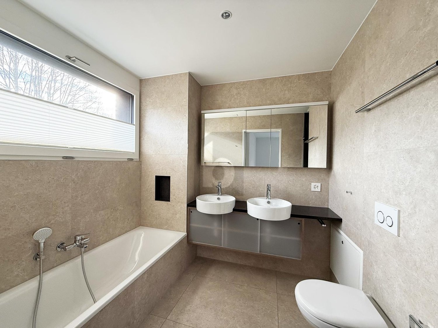 ERSTBEZUG - MIT GALERIE, 3 BALKONEN & JURABLICK - Bild 4