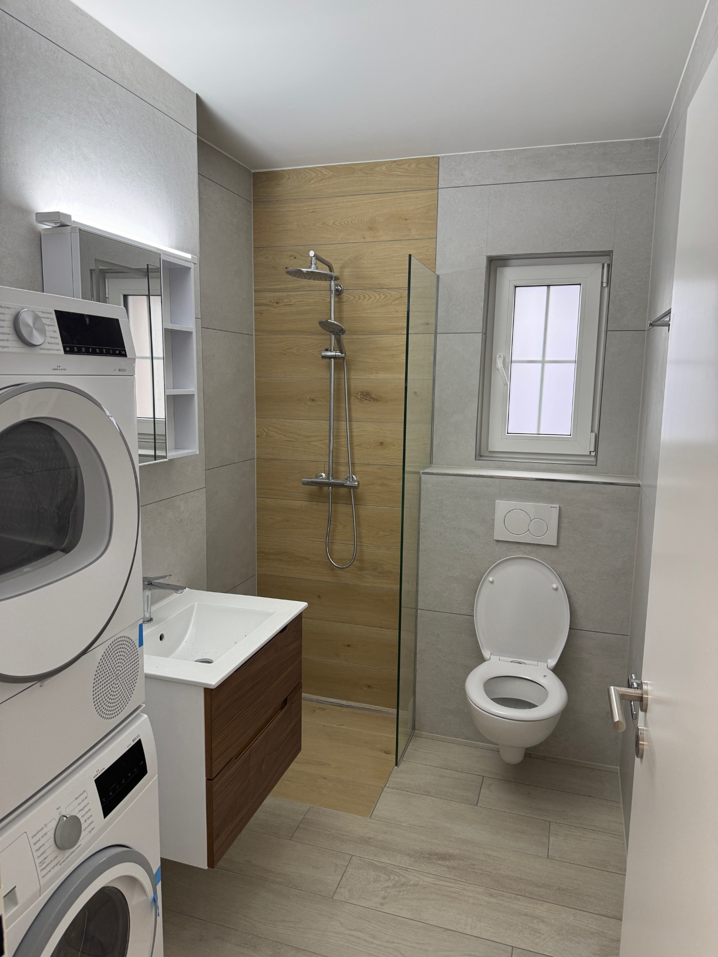 Erstvermietung moderne 3.5-Zimmer-Wohnung - WC/Dusche mit Waschturm