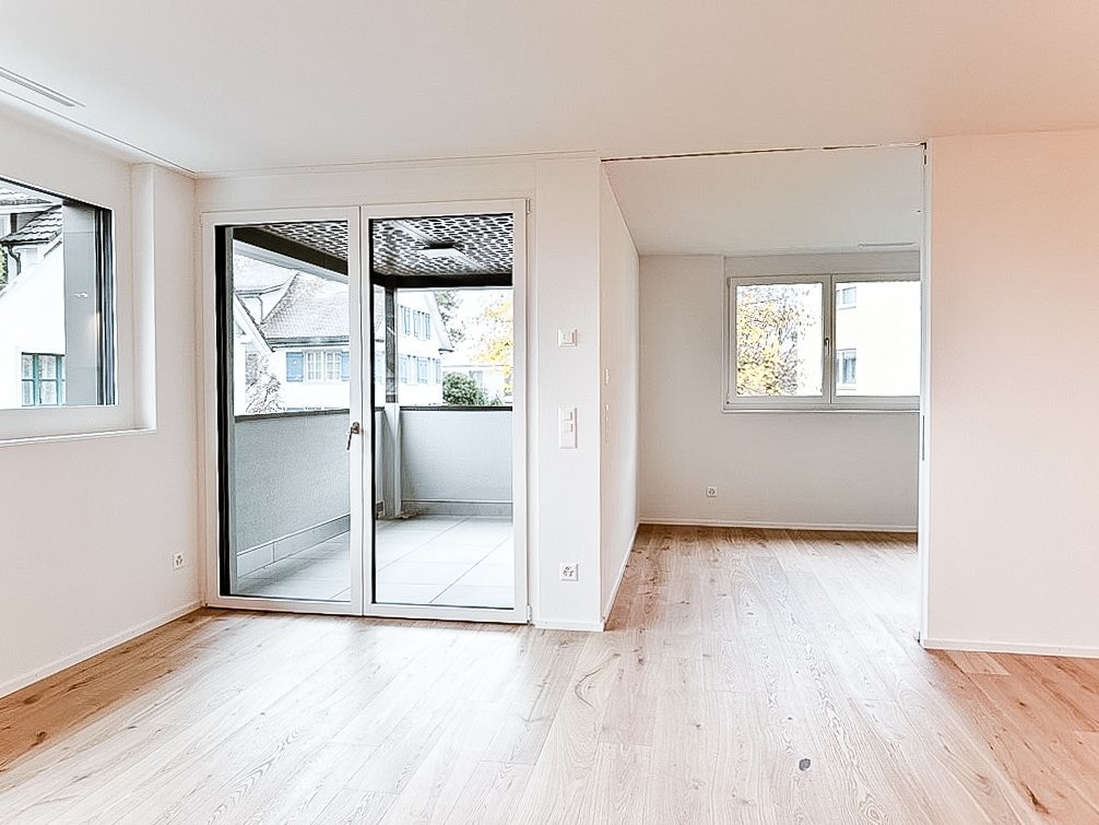 Attraktive 3½ Zimmerwohnung im steuergünstigen Bäch SZ - Wohnzimmer_Balkon
