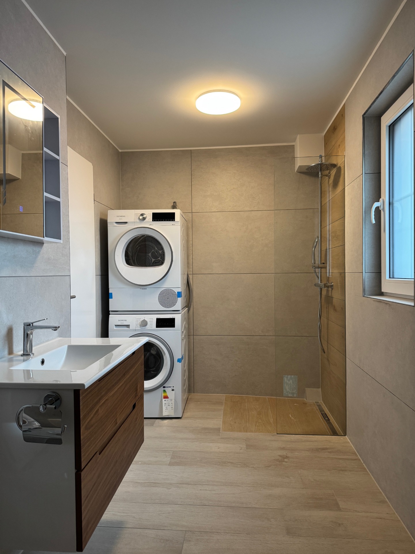 Erstvermietung moderne 3.5-Zimmer-Dachwohnung - WC/Dusche mit Waschturm