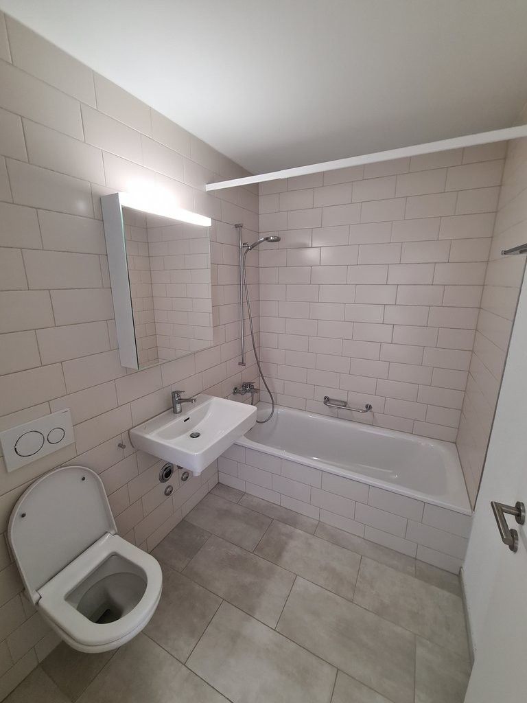 Moderne Wohnsiedlung an verkehrsgünstiger Lage - Musterfoto Bad