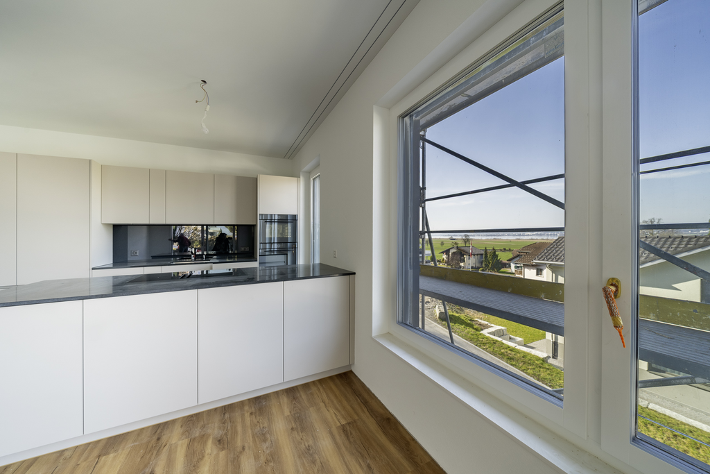 Erstbezug - Exklusiver Hausteil an ruhiger Privatstrasse - Küche mit Seesicht