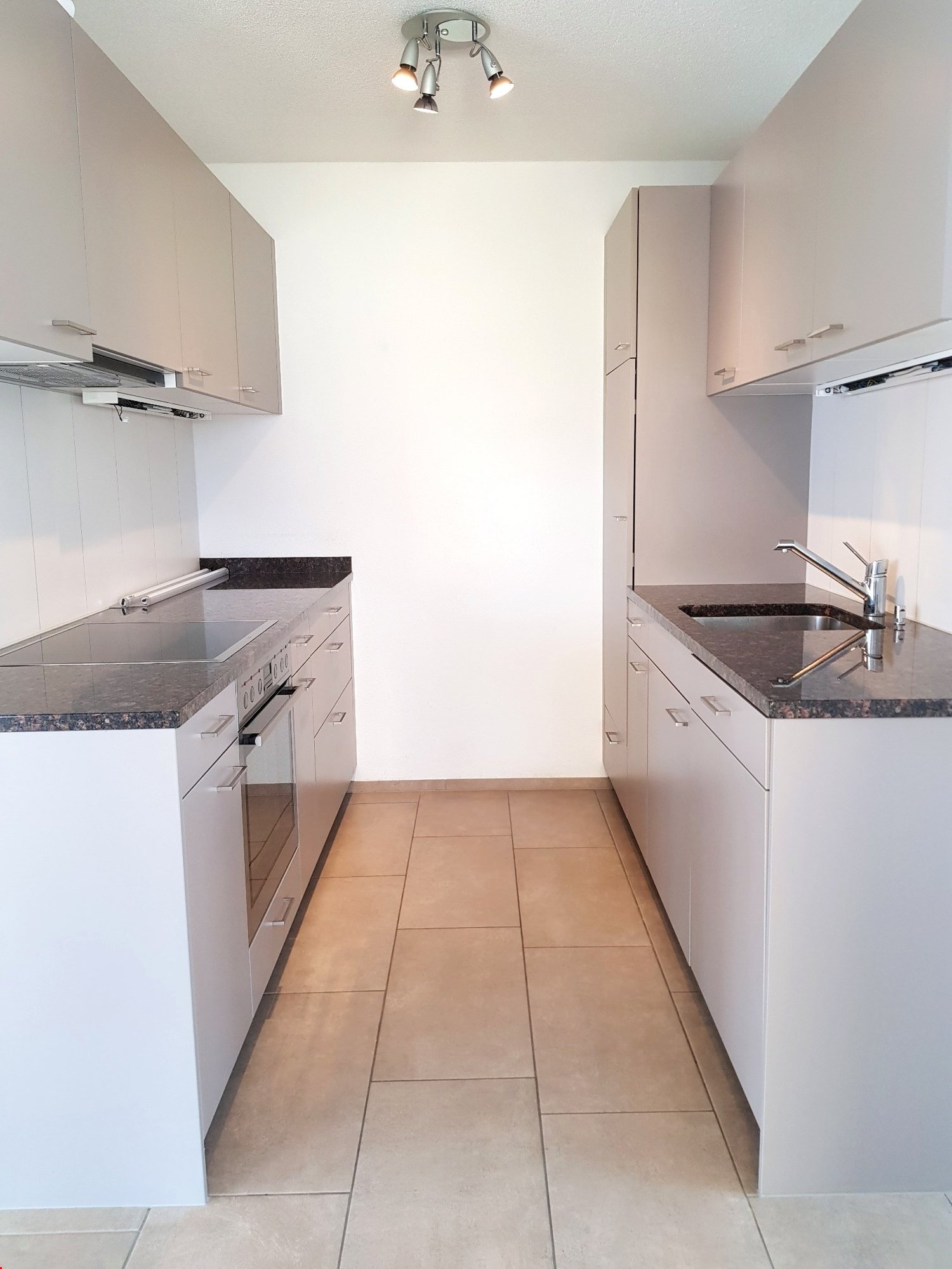 Moderne und helle 3.5-Zimmerwohnung mit grossem Balkon in Pieterlen - Bild 3