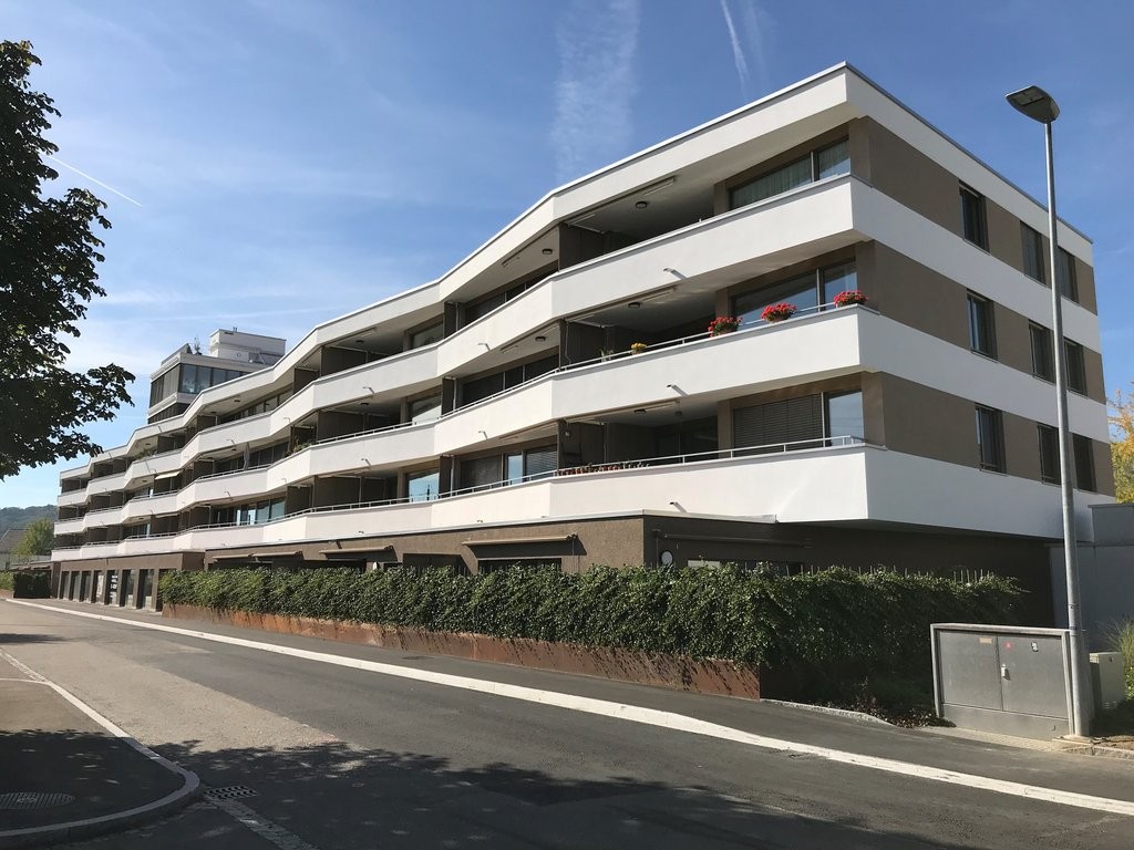 Wohlfühloase mit grosszügigem Balkon - 2050_05_0102_Hinteransicht_SCF.jpg