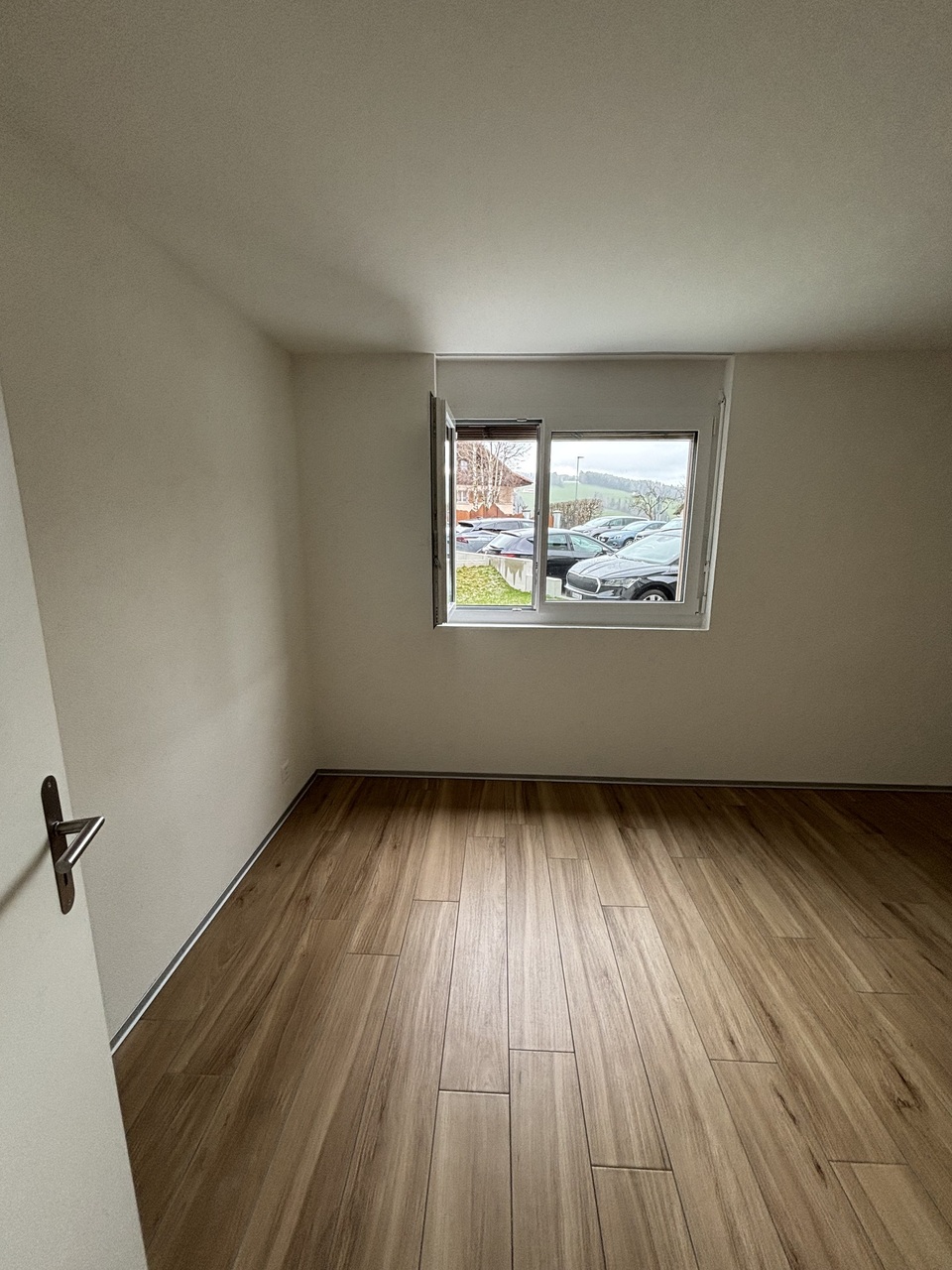 Très beau 2.5 pièces avec terrasse, proche des commerces - Bild 4