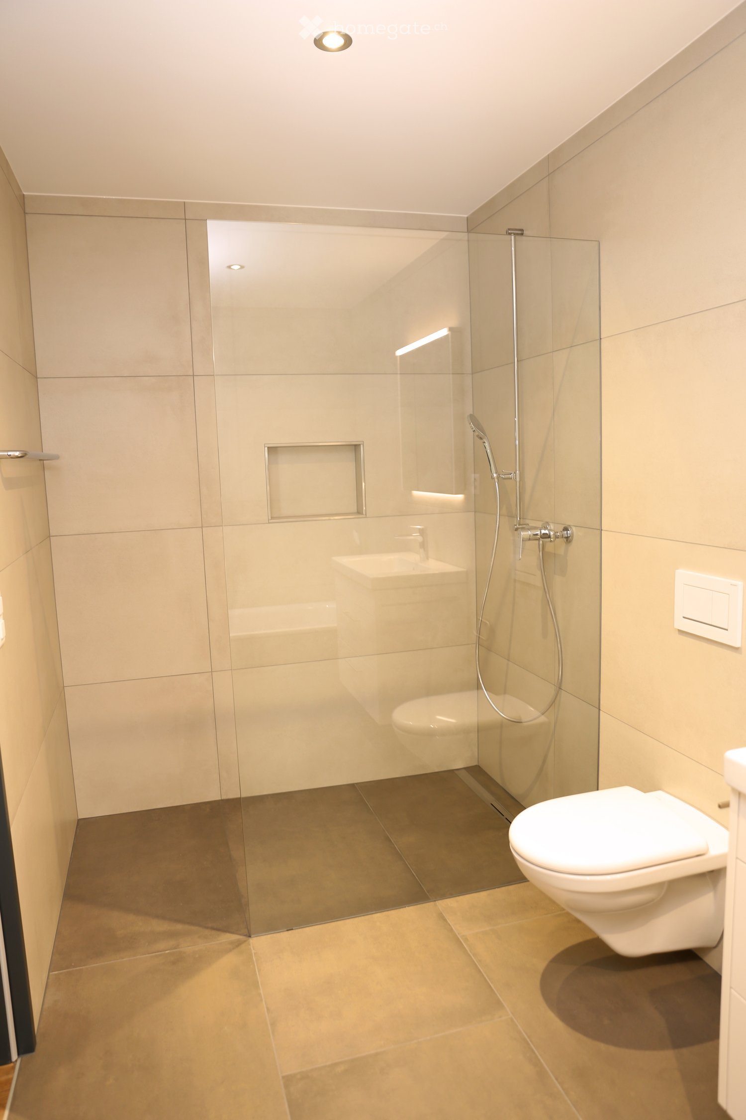 Grossflächige moderne Wohnung mit verglaster Terrasse - Bild 9