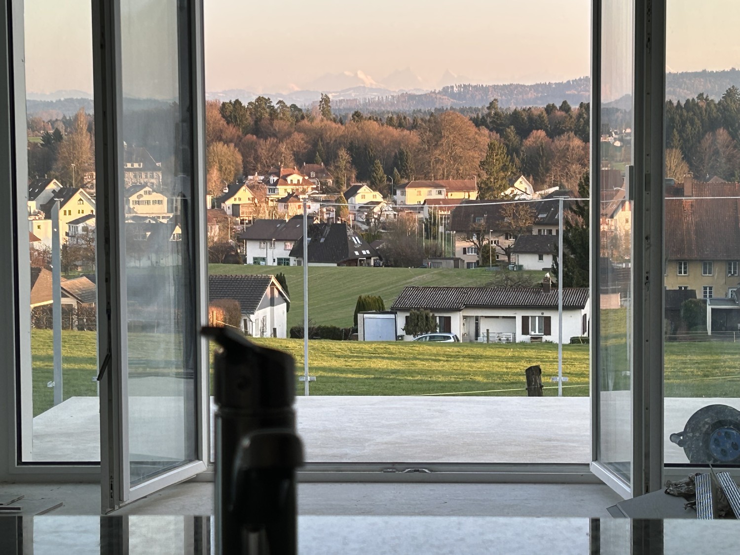 Erstvermietung: Exklusive 4.5-Zimmer-Neubauwohnung mit Balkon, Weitsicht und naturnaher Lage - Bild 2