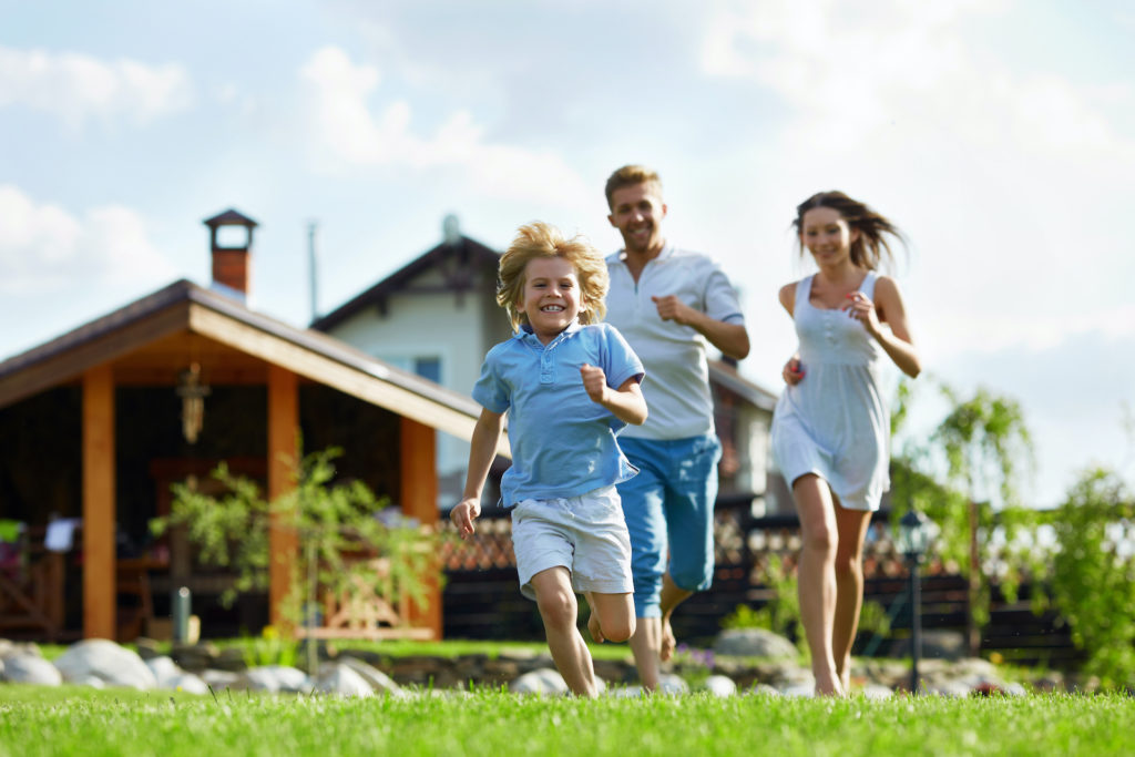 grosszügiges 6 Zimmer-Doppeleinfamilienhaus - Running,People,On,A,Lawn,At,The,House
