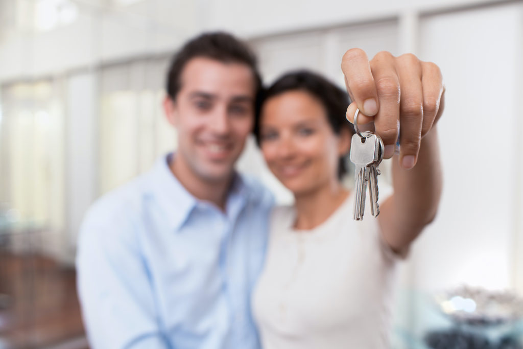 attraktive 3.5 Zimmer-Wohnung - Happy,Smiling,Young,Couple,Showing,A,Keys,Of,Their,New