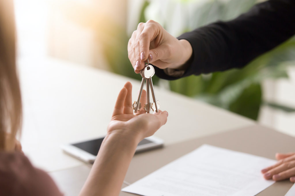 gemütliche 2 Zimmer-Wohnung - Young,Lady,Taking,Keys,From,Female,Real,Estate,Agent,During