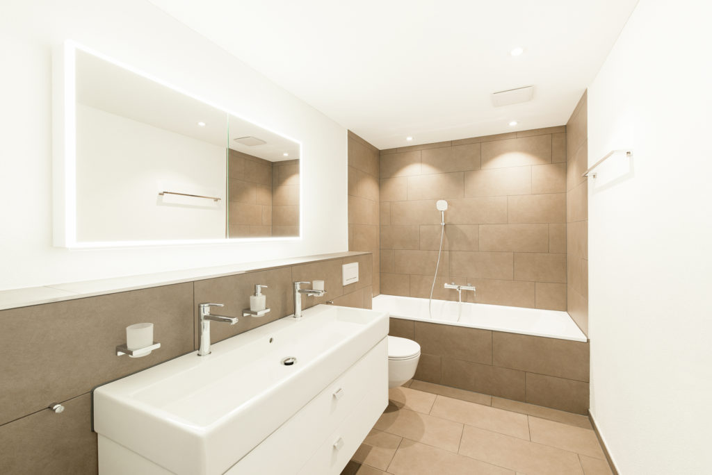 Schlossblick - Uster - Badezimmer mit Badewanne