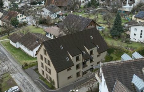 Neubau Mehrfamilienhaus mit 6 Wohneinheiten - Russikon Poststrasse 27. Luftaufnahme