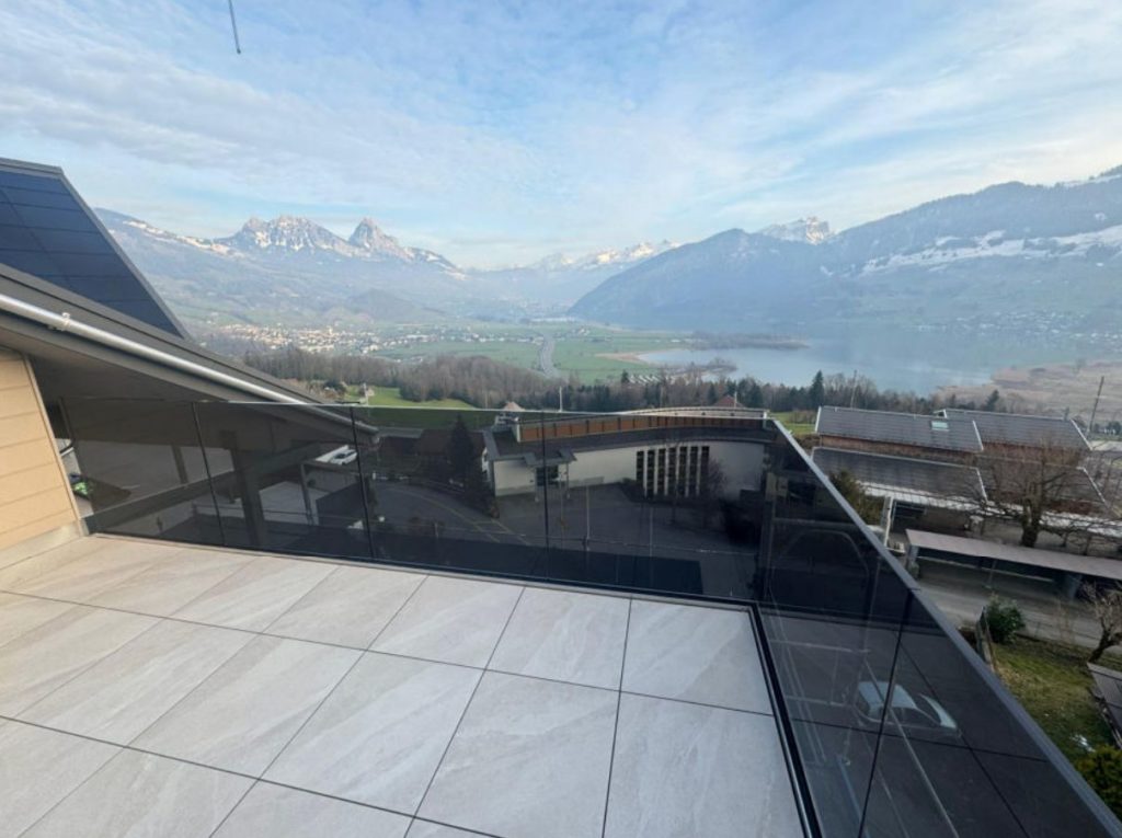 4.5 Zimmer Dachwohnung mit fantastischer Sicht ab sofort verfügbar - 4. Dachwohnung