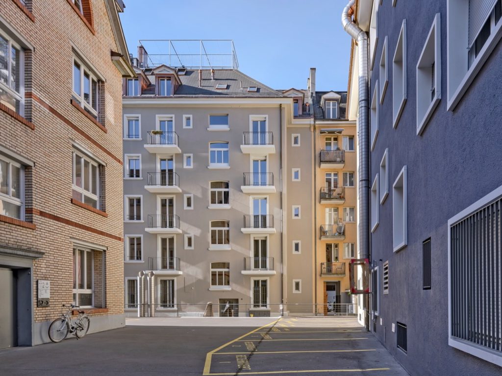 Hochwertig sanierte Wohnung im Kreis 4 - AussenHof