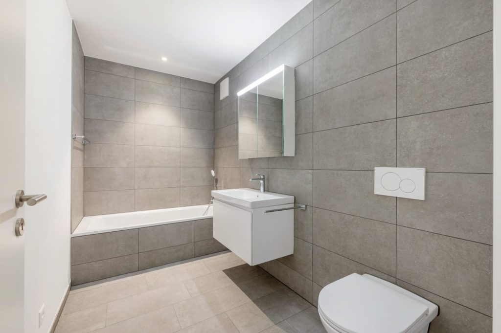 Frick: Ansprechende Eigentumswohnung - Badezimmer