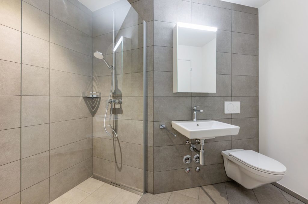 Frick: Ansprechende Eigentumswohnung - Badezimmer