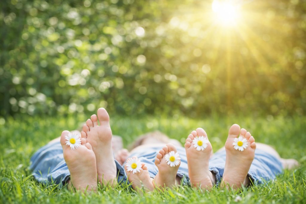 Erstvermietung 5.5-Zimmer-Wohnung nach Sanierung in Thalwil - Barfüße mit Gänseblümchen im Gras