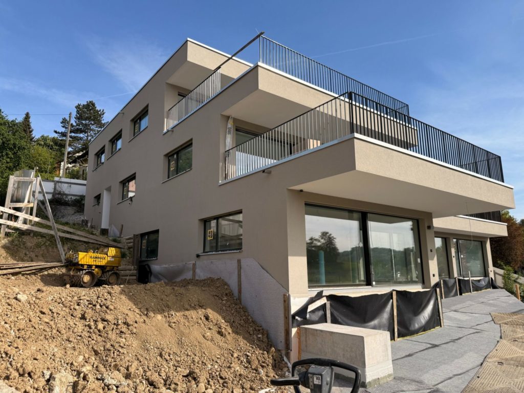 Exklusive 4.5-Zimmer Terrassenwohnung in Neftenbach - Referenzbild-Fassade-scaled