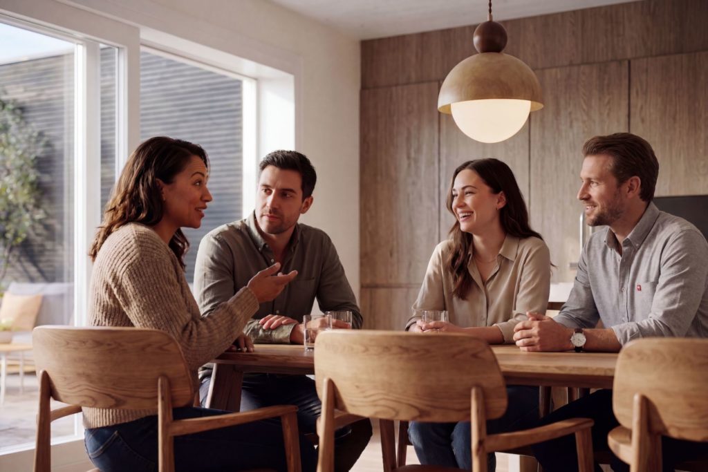 BLUMEN I 4 neue Familienhäuser in Henau SG - Personen Wohnzimmer