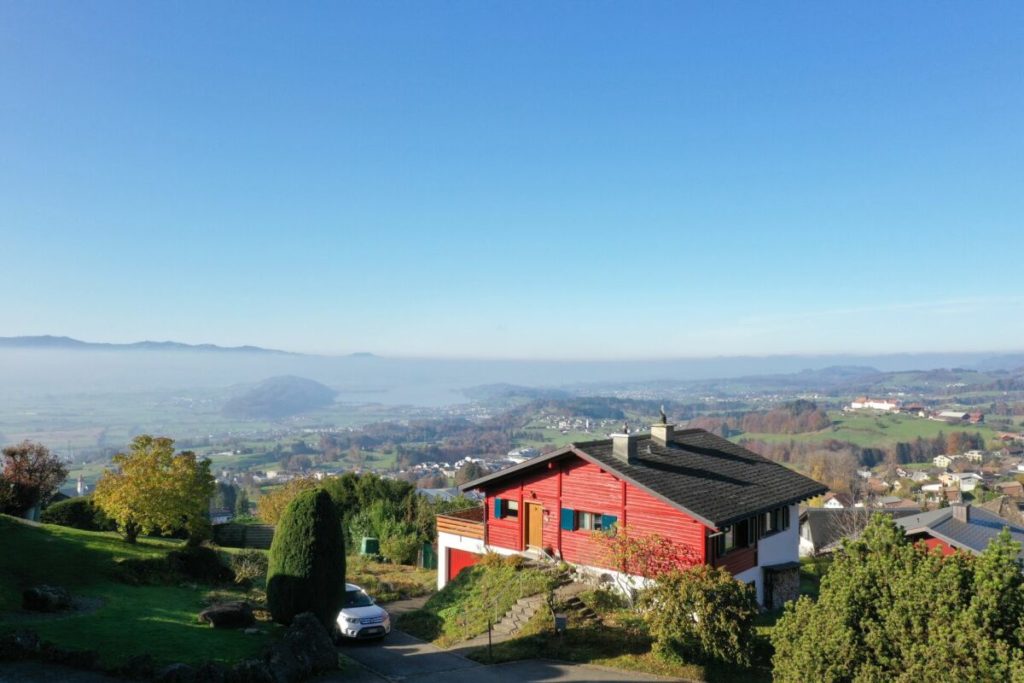 Wohnung im 1. OG mit ca. 188 m2 Nettowohnfläche, ca. 45 m2 Terrasse, See- und Bergpanorama, viel Ruhe - Bild 1