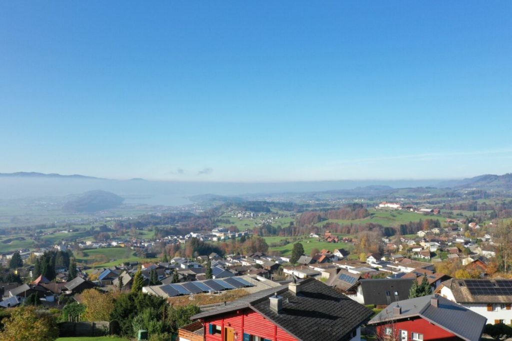 Attikawohnung mit ca. 155 m2 Nettowohnfläche, ca. 69 m2 Terrasse, See- und Bergpanorama, viel Ruhe - Bild 1