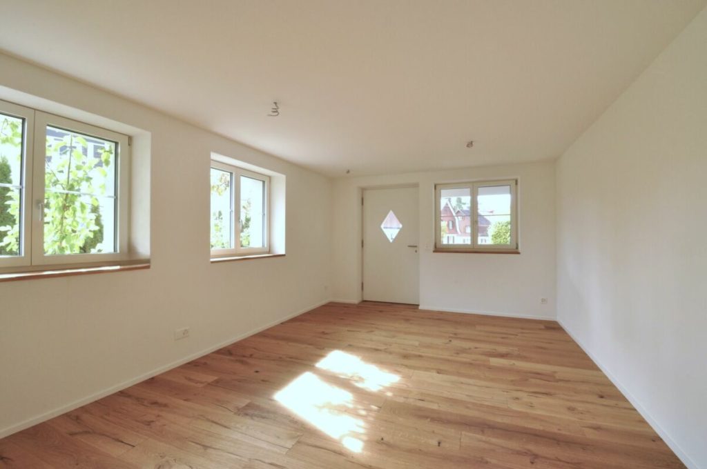 Komplett erneuert und einzugsbereit: Freistehendes Mehrgenerationenhaus - Zimmer mit separatem Eingang (W1)