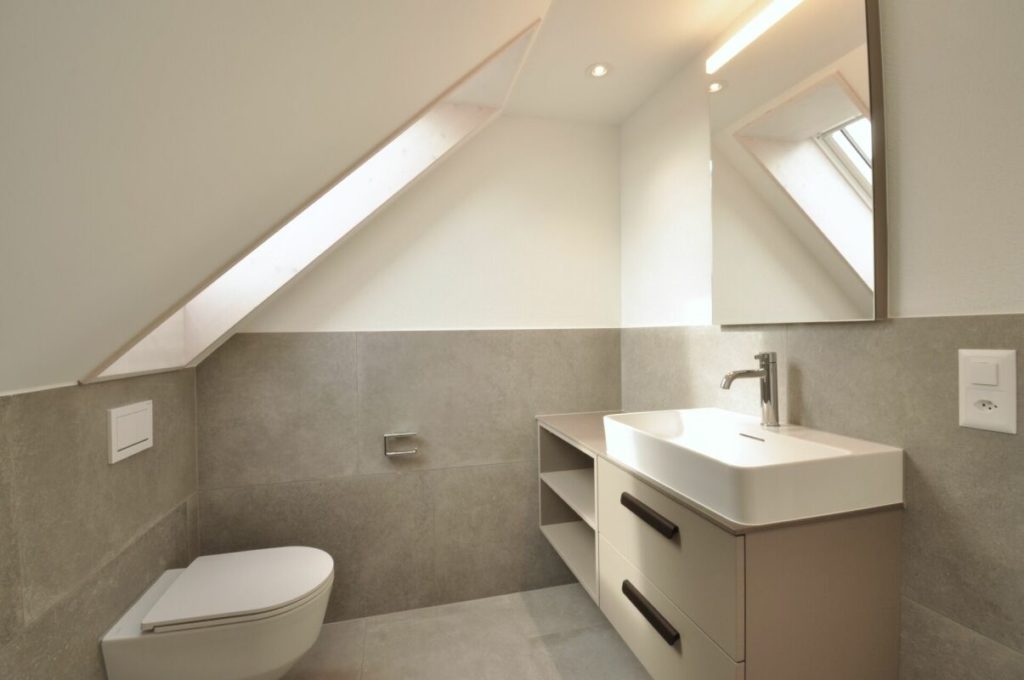 Komplett erneuert und einzugsbereit: Freistehendes Mehrgenerationenhaus - Badezimmer (W2)
