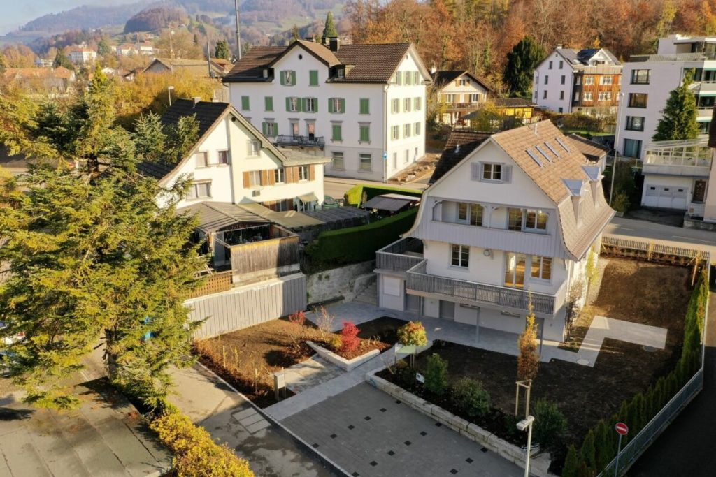 Komplett erneuert und einzugsbereit: Freistehendes Mehrgenerationenhaus - Bild 1