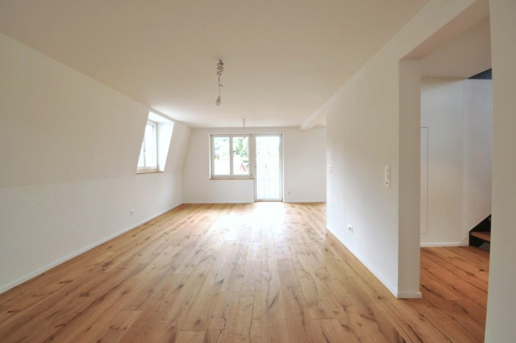 Komplett erneuert und einzugsbereit: Freistehendes Mehrgenerationenhaus - Wohnzimmer (W2)