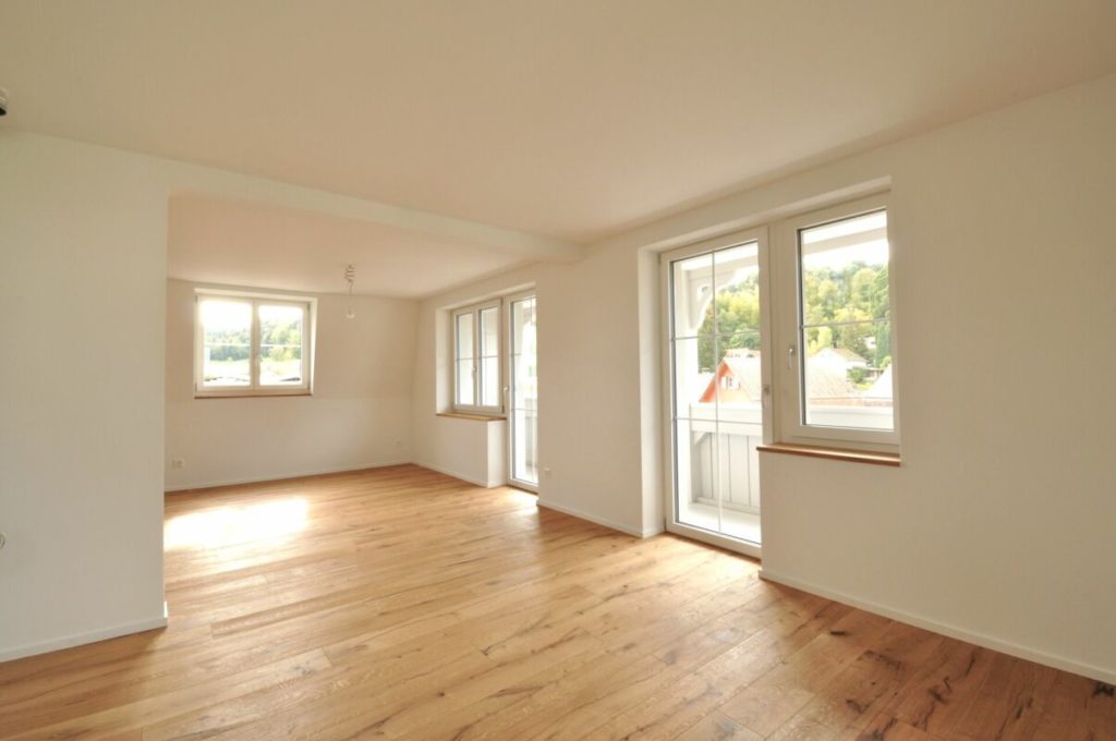 Komplett erneuert und einzugsbereit: Freistehendes Mehrgenerationenhaus - Möglicher Küchenbereich / Wohnzimmer (W2)