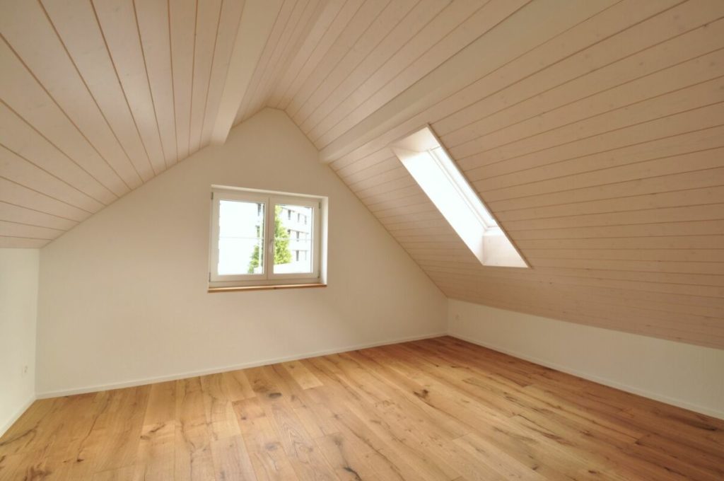 Komplett erneuert und einzugsbereit: Freistehendes Mehrgenerationenhaus - Schlafzimmer (W2)