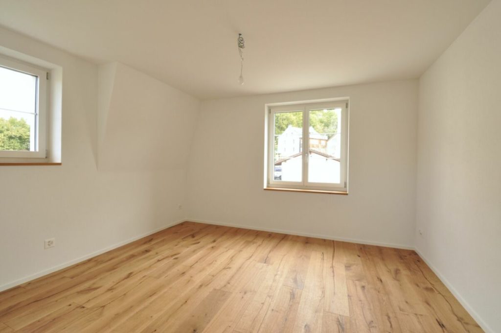Komplett erneuert und einzugsbereit: Freistehendes Mehrgenerationenhaus - Schlafzimmer (W2)