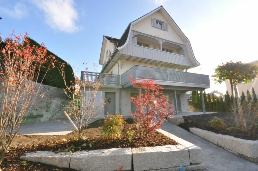 Komplett erneuert und einzugsbereit: Freistehendes Mehrgenerationenhaus - Bild 2