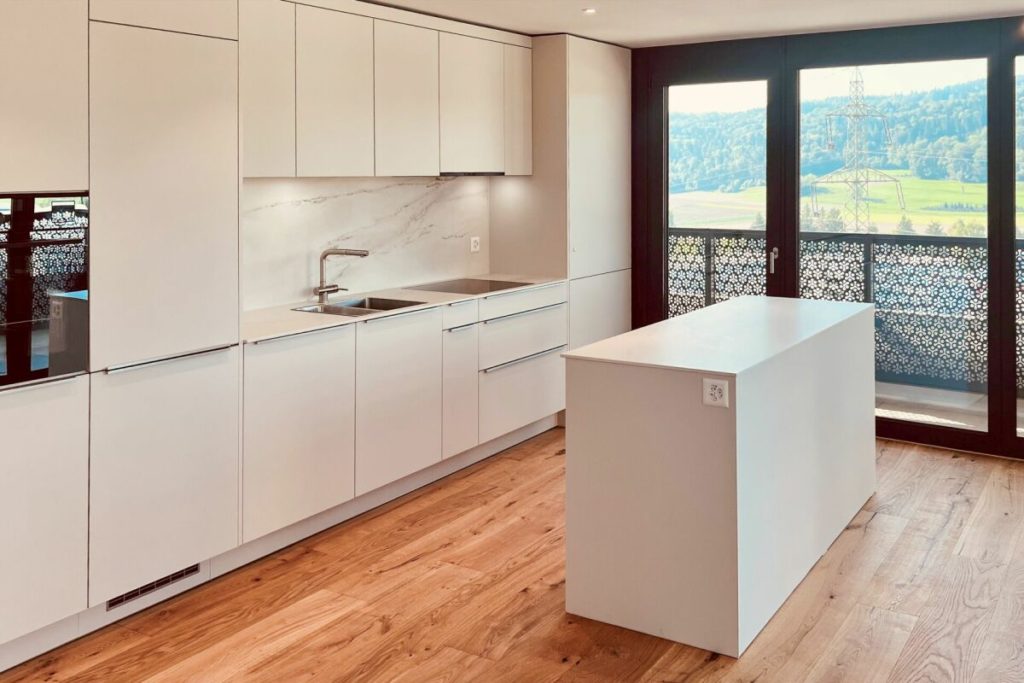 Grosse, luxuriöse 2.5 Zimmer-Wohnung - Küche mit Bartheke