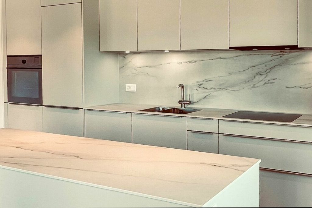 Grosse, luxuriöse 2.5 Zimmer-Wohnung - Küche