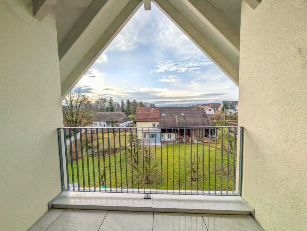 Charmante 4.5-Zimmer-Dachmaisonette mit zwei sonnigen Balkonen - Bild 12