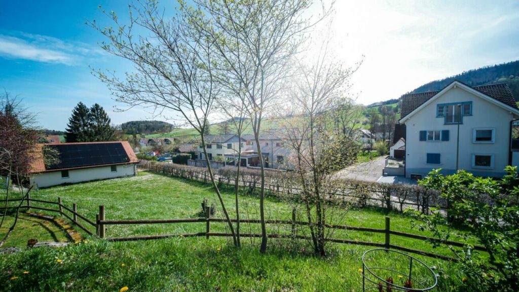 grosse idyllische Baulandparzelle 3 Minuten zur Autobahn - Bild 3